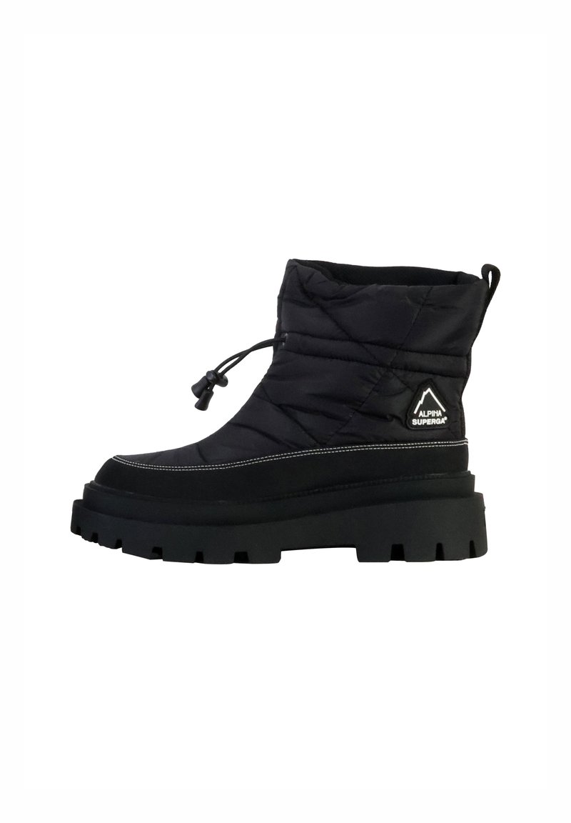 Botas de tobillo aisladas en negro con parte superior acolchada, costuras en contraste y una suela gruesa con tacos. Presenta un cordón ajustable y un parche con el logotipo.