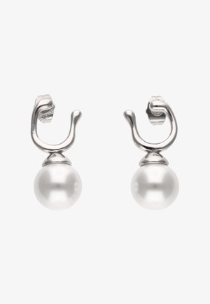 Boucles d'oreilles en argent avec des perles blanches, présentant une finition polie et une texture lisse. Le design a une forme courbe et un système de fixation sécurisé.