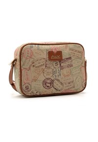 Pochette da viaggio rettangolare beige con rifiniture e tracolla marroni, decorata con colorate timbrature di passaporto e una toppa in pelle marrone.