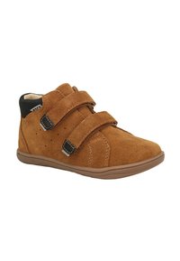 Brązowe zamszowe półbuty w stylu mid-top z dwoma rzepami, gumową podeszwą, perforowanymi akcentami po bokach oraz kontrastującymi czarnymi detalami na pięcie.