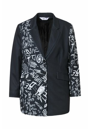Veste noire avec un dessin à rayures sur un côté et un texte graphique blanc de l'autre. Les détails notables comprennent une poche avant simple et une fermeture à bouton.