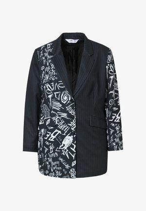 Czarna marynarka z wzorem w prążki po jednej stronie oraz białym tekstem graficznym po drugiej. Ważne szczegóły to pojedyncza kieszeń z przodu oraz zapięcie na guzik.