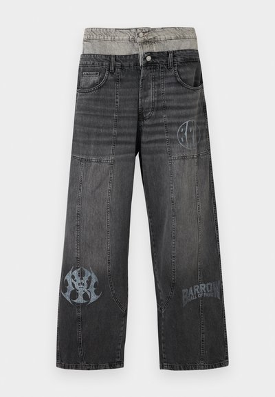 Jeans noirs à jambes larges avec une texture décolorée. Présente des motifs et un logo brodés en bleu sur le devant, un design à cinq poches et une fermeture à bouton.