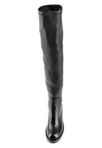 Bota de cuero negra hasta la rodilla con una textura suave. Punta redondeada, suela de plataforma baja y costura visible en la parte superior.