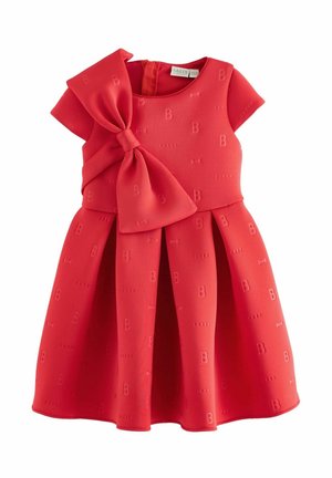 Rotes Baby-Kurzarmkleid mit großer Schleife auf der Schulter, mit einem geprägten Muster aus B und Baker Schriftzug, und Faltenrock.