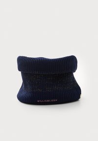 Marineblå ribstrikket beanie med glitrende accenter og en foldet kant. Har et lille pink "BILLIEBLUSH" logo på forsiden. Blød tekstur.