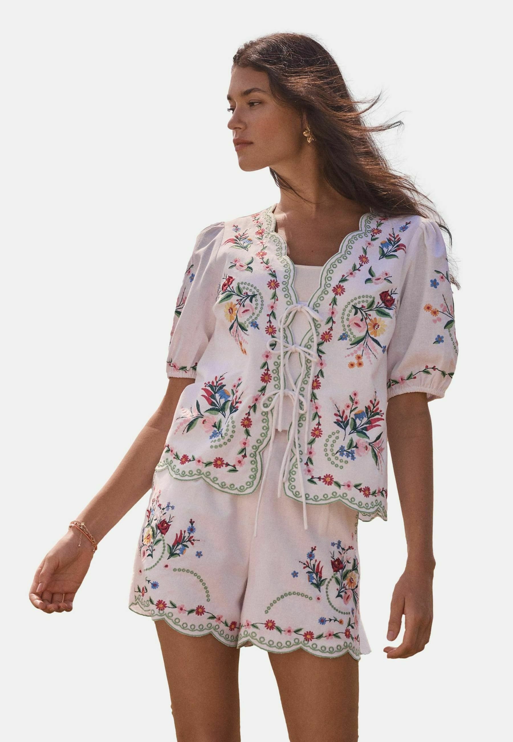 Love & Roses REGULAR FIT - EMBROIDERED FLORAL TIE FRONT SHORT