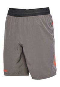 Grå träningsshorts med svart midjeband, utrustade med en orange logga och ett geometriskt mönster på sidan. Tillverkade av lätt och mjukt material.