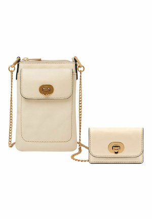 Sac bandoulière en cuir crème orné de quincaillerie dorée, comprenant une grande pochette zippée et un plus petit porte-carte, tous deux avec des fermetures à pression.