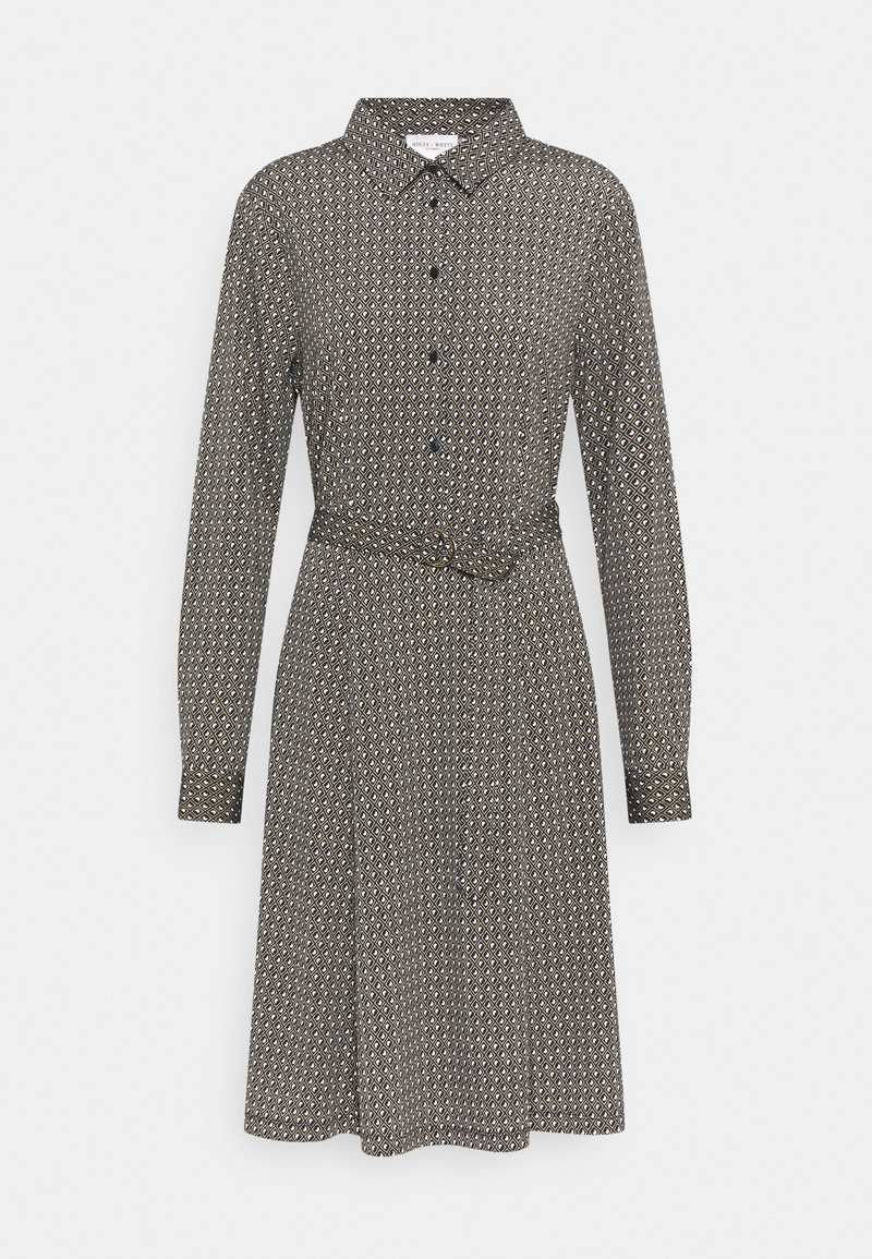 Robe boutonnée à manches longues avec col pointu, motif géométrique en forme de losanges et ceinture en tissu assorti à la taille.