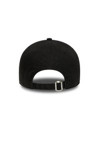 Schwarzes Baseballcap aus glattem Stoff, mit runder Krone und verstellbarem Riemen mit einer silbernen Metallschnalle auf der Rückseite.