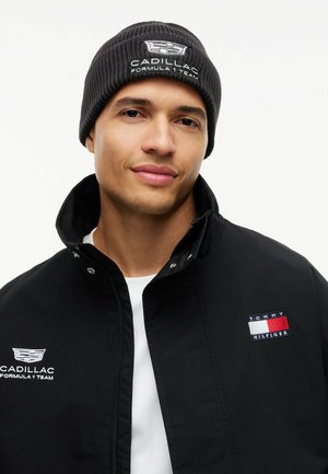 Tommy Hilfiger, TOMMY HILFIGER TH X CADILLAC FORMULA 1® TEAM LOGO BEANIE UNISEX - Gorro - black