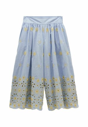 Hellblauer Midirock mit gesammelter Taille, mit gelber Blumenstickerei und geschwungenem Saum mit ausgeschnittenen Blumenmustern.