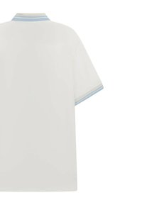 Polo a maniche corte in cotone bianco con colletto a righe azzurre. Presenta una vestibilità morbida e una consistenza liscia.