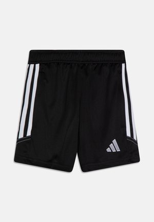 Pantalones cortos deportivos negros con rayas verticales blancas a los lados y un pequeño logo blanco de Adidas en la parte inferior de la pierna derecha.