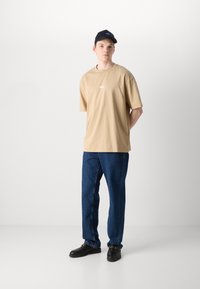HUGO NALONO - Print T-shirt - beige nine