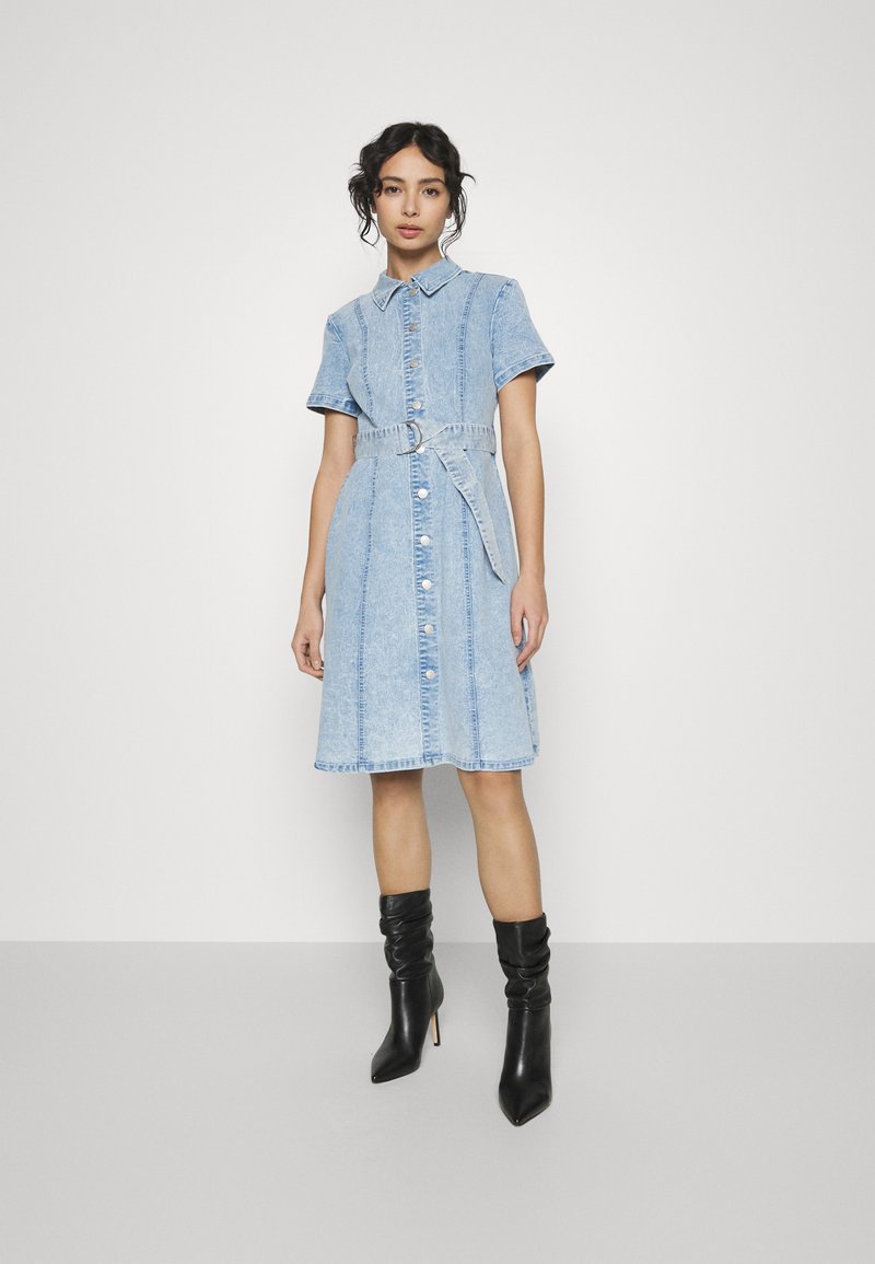 Vero Moda Petite VMSAYLA BELT DRESS Jeansklänning light blue