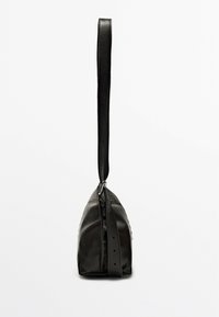 Borsa in pelle nera di forma triangolare, con cinturino sottile e regolabile e una texture liscia. Presenta una chiusura con zip superiore e hardware essenziale.