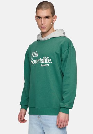 Grøn sweatshirt med en grå hætte, der har "Fila Sportslife" i hvid tekst. Ribbet manchetter og kant, blød tekstur, afslappet pasform.