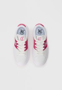 Sneaker bianche con accenti in glitter rosa e logo. Presentano un design con lacci e una suola testurizzata. La fodera è di un azzurro chiaro con branding all'interno.