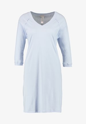 Jasnoniebieska sukienka z długim rękawem i dekoltem w serek, wykonana z miękkiego materiału. Design charakteryzuje się luźnym krojem i subtelnymi detalami przeszyć.