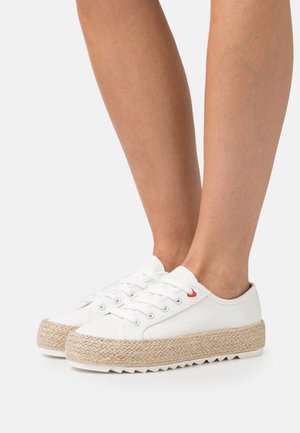 Bílé plátěné tenisky s espadrilovými tkanými juty podrážkami, s červenými akcenty a zaoblenou špičkou. Nízký střih s šněrováním.