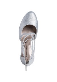 Srebrne błyszczące baleriny z okrągłym czubkiem, krzyżującymi się paskami na kostce oraz małym zamkiem błyskawicznym z boku. Gładka podszewka wewnętrzna i wyprofilowana wkładka.