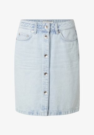 Falda vaquera azul claro con botones metálicos delanteros, trabillas para cinturón y dos bolsillos delanteros.