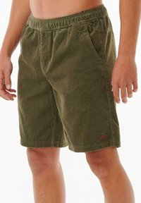 Olijfgroene corduroy short met een elastische tailleband, zijzakken en een klein merklabel op de zoom. Gestructureerde stof en een knielange snit.