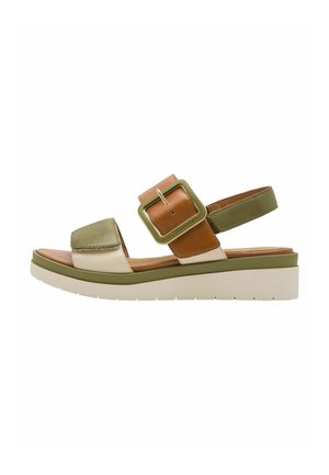 Sandales en cuir vert et beige avec une large bride à la cheville, une grande boucle et une semelle blanche épaisse. Présentent des éléments de design minimalistes.