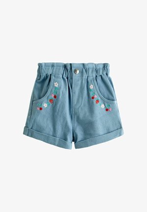Világoskék farmer rövidnadrág elasztikus derékpánttal, első zsebekkel, mindkét oldalon hímzett eperrel és virágokkal.