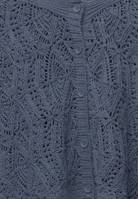 Gilet tricoté léger bleu marine avec un design en dentelle géométrique, cinq boutons sur le devant et un fil texturé.