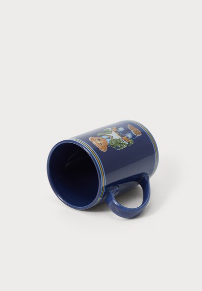 Tasse en céramique bleue au design droit, ornée d'un motif cartoon coloré, avec des accents de dorure sur le rebord et une poignée ergonomique robuste.