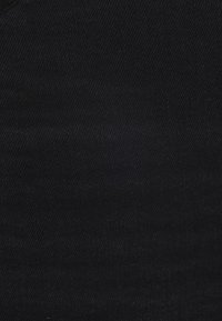 Schwarzer Denim-Stoff mit einer glatten Textur und subtiler diagonaler Webart, ohne sichtbare Muster oder Verzierungen.