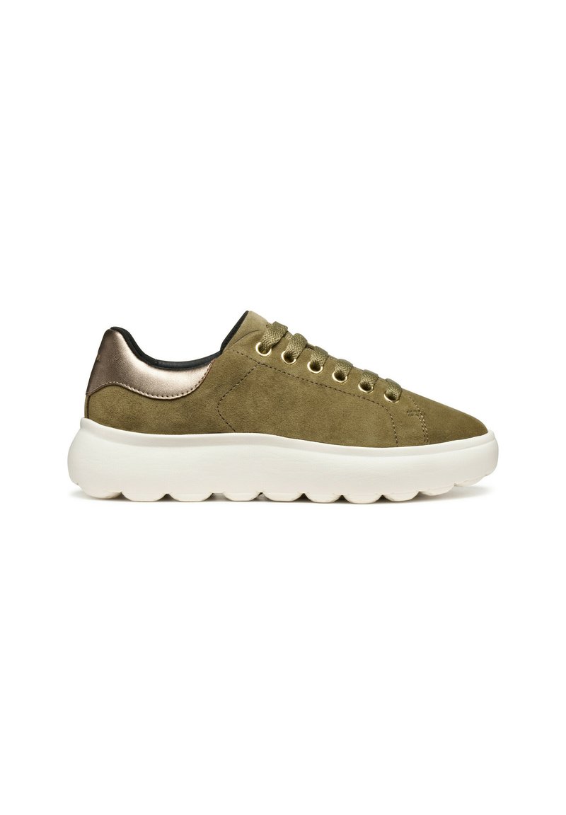 Sneaker in suede oliva con suola chunky bianca e tallone bronzo metallico. Presenta occhielli dorati e chiusura con lacci piatti. Design minimalista.