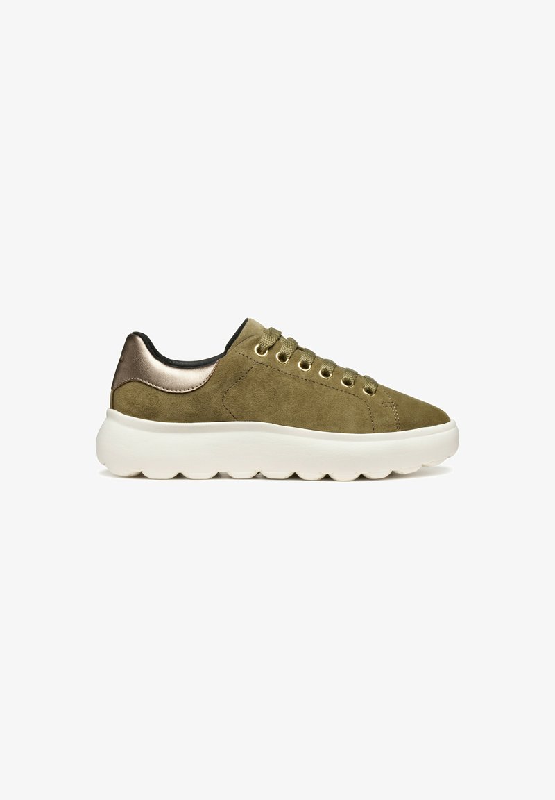 Sneaker in suede oliva con suola chunky bianca e tallone bronzo metallico. Presenta occhielli dorati e chiusura con lacci piatti. Design minimalista.