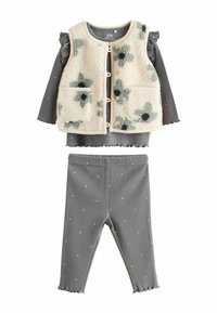 Conjunto infantil de dos piezas que incluye un chaleco de forro polar texturizado con un patrón floral en crema y verde oscuro, combinado con mallas grises acanaladas con puntos blancos.
