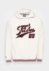 Witte hoodie met trekkoorden, voorzien van een groot zwart en burgundy "Fubu 05" logo. Geribbelde mouwen en onderkant met meerkleurige strepen.