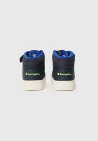 Wysokie sneakersy w ciemnym granacie z niebieskimi akcentami, z teksturowanym kołnierzem z tkaniny i białą gumową podeszwą, wytłoczone logo na pięcie.