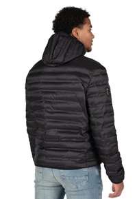 Schwarze gepolsterte Jacke mit Kapuze, mit einem gesteppten Design, glattem Stoff und einem Logo-Patch auf dem linken Ärmel.