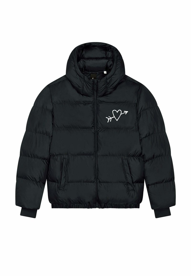 Giacca a vento nera imbottita con collo alto, chiusura con zip e due tasche. Presenta una grafica bianca a forma di cuore e freccia sul lato sinistro del petto.
