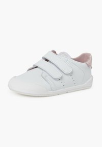 Scarpa in pelle azzurro chiaro con due cinturini in Velcro, suola in gomma bianca e piccole perforazioni sul lato. Design della punta arrotondata.