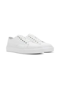 Baskets blanches au design bas, en cuir lisse, avec des bouts ronds, des lacets plats et une semelle en caoutchouc texturé.