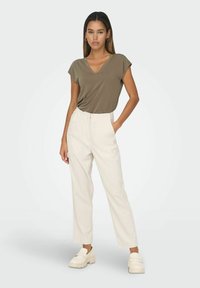 ONLY ONLFREE LIFE SS V-NECK JRS NOOS - T-shirt basic - walnut