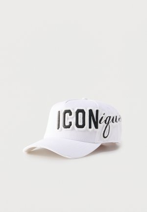 Λευκό καπέλο μπέιζμπολ με την επιγραφή "ICONique" κεντημένη με μεγάλα μαύρα γράμματα στο μπροστινό και πλαϊνά πάνελ.