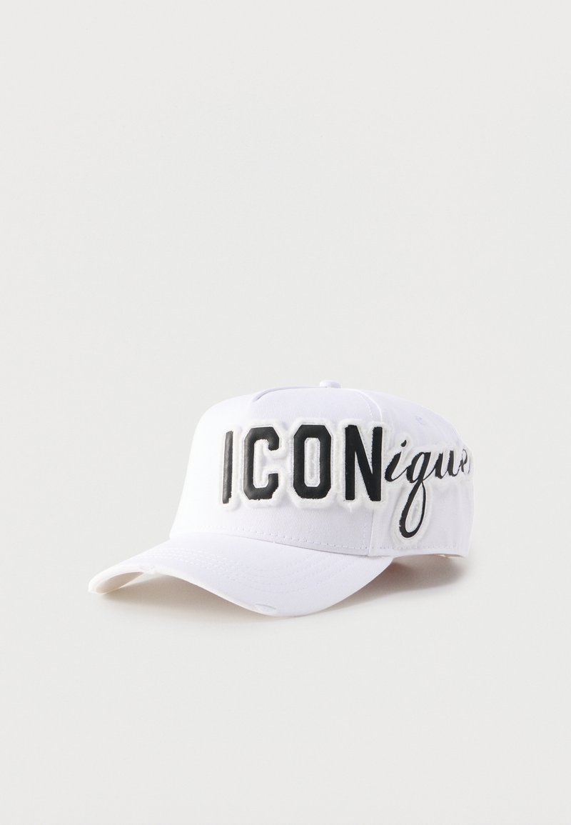 Λευκό καπέλο μπέιζμπολ με την επιγραφή "ICONique" κεντημένη με μεγάλα μαύρα γράμματα στο μπροστινό και πλαϊνά πάνελ.