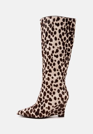 Hoher Keilstiefel mit spitzer Spitze, mit weißem und dunkelbraunem Leopardenmuster bedeckt.