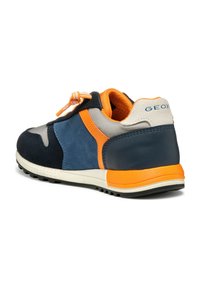 Baskets Geox avec un mélange de suède bleu marine, cuir gris et accents orange. Bout arrondi, design à lacets, avec une semelle en caoutchouc respirante.