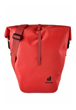 Borsa a spalla rossa impermeabile con chiusura a rotolo, tracolla regolabile, fibbia frontale e logo nero "deuter" sul lato in basso a destra.