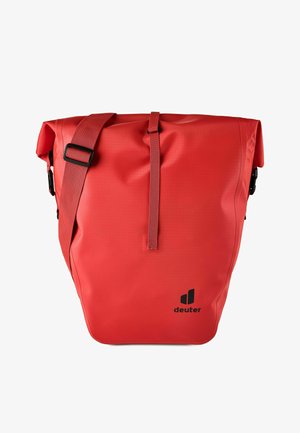 Sac d'épaule imperméable rouge avec fermeture roulante, sangle réglable, boucle avant et logo noir « deuter » en bas à droite.
